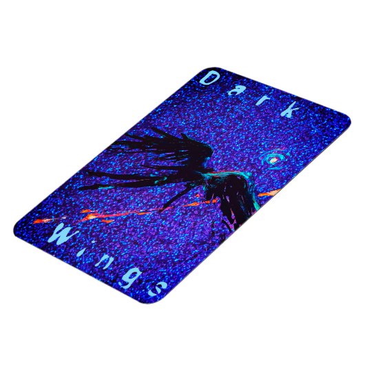 暗い翼のある姿飛んでいるが宇宙の向こうに マグネット (左側)