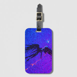 暗い翼のある姿飛んでいるが宇宙の向こうに ラゲッジタグ