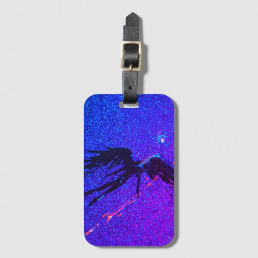 暗い翼のある姿飛んでいるが宇宙の向こうに ラゲッジタグ (正面縦)