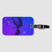 暗い翼のある姿飛んでいるが宇宙の向こうに ラゲッジタグ (正面横)