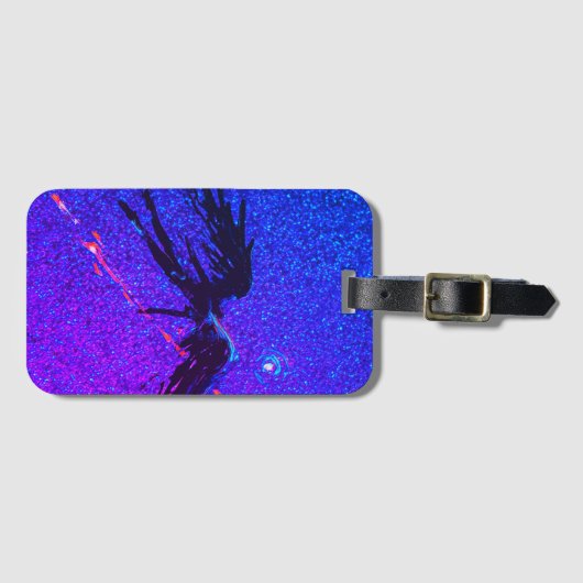 暗い翼のある姿飛んでいるが宇宙の向こうに ラゲッジタグ (正面横)