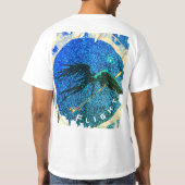 暗い翼のある姿飛んでいるが宇宙の向こうに Tシャツ (裏面)