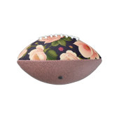 暗い背景にピンクのバラが付いたシームレスなパターン アメリカンフットボール (回転270)