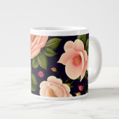 暗い背景にピンクのバラが付いたシームレスなパターン ジャンボコーヒーマグカップ (正面右)