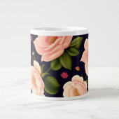 暗い背景にピンクのバラが付いたシームレスなパターン ジャンボコーヒーマグカップ (正面)