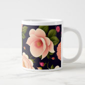 暗い背景にピンクのバラが付いたシームレスなパターン ジャンボコーヒーマグカップ (右)