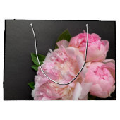 暗い背景にピンク色の牡丹 ラージペーパーバッグ (裏面)