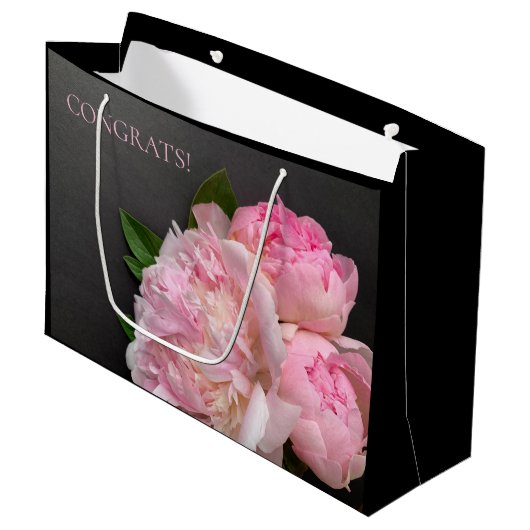 暗い背景にピンク色の牡丹 ラージペーパーバッグ (正面アングル)