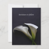 暗い背景にユリを呼ぶ セーブザデート (裏面)