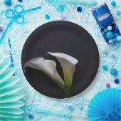 暗い背景にユリを呼ぶ ペーパープレート (パーティー)