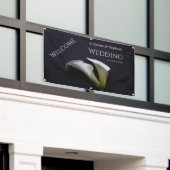 暗い背景にユリを呼ぶ 横断幕 (ビルの外側)