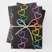 暗い背景にリンクされた愛のハート ラッピングペーパーシート (インサイチュ)