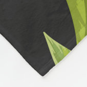 暗い背景にヴィンテージのレモンの果実と花 フリースブランケット (角)