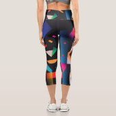 暗い背景に変化したカラフルシェイプ カプリレギンス (裏面)