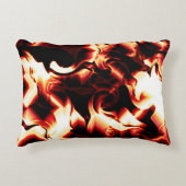 暗い背景に彫られた焚き火 アクセントクッション (正面)