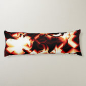 暗い背景に彫られた焚き火 ボディピロー (裏面)