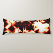 暗い背景に彫られた焚き火 ボディピロー (正面)