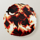 暗い背景に彫られた焚き火 ラウンドクッション (正面)