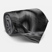 暗い背景に灰色の溝が多くねじれている ネクタイ (ロール)