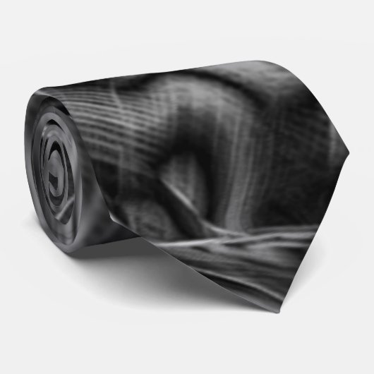 暗い背景に灰色の溝が多くねじれている ネクタイ (ロール)