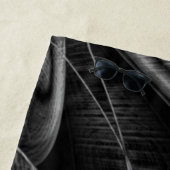 暗い背景に灰色の溝が多くねじれている ビーチタオル (インサイチュ)