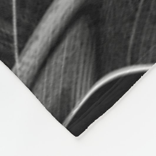 暗い背景に灰色の溝が多くねじれている フリースブランケット (角)