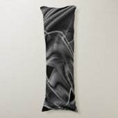 暗い背景に灰色の溝が多くねじれている ボディピロー (正面縦)