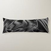 暗い背景に灰色の溝が多くねじれている ボディピロー (正面)