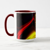 暗い背景に赤と金色の曲線が描かれている マグカップ (左)