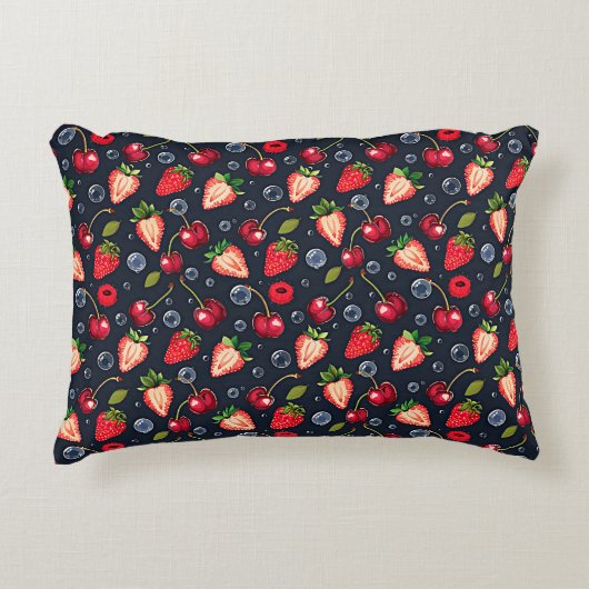 暗い背景のさくらんぼとイチゴ アクセントクッション (正面)
