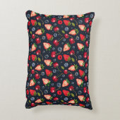 暗い背景のさくらんぼとイチゴ アクセントクッション (裏面(縦))
