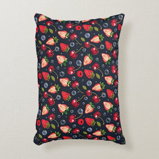 暗い背景のさくらんぼとイチゴ アクセントクッション (正面(垂直))