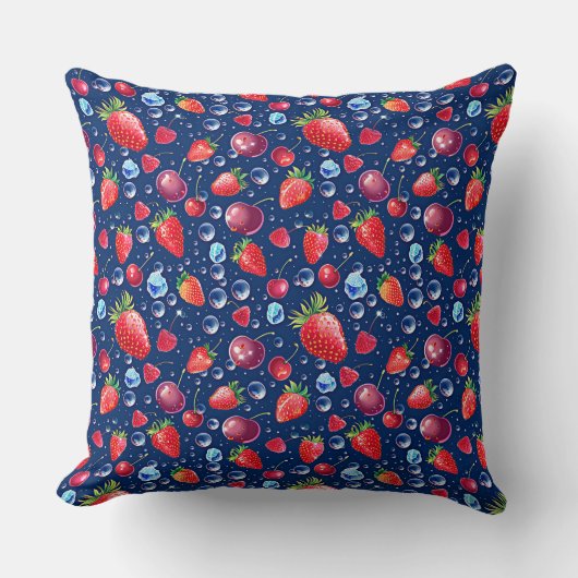暗い背景のさくらんぼとイチゴ クッション (正面)