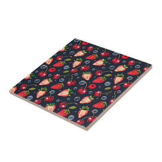 暗い背景のさくらんぼとイチゴ タイル (側面)