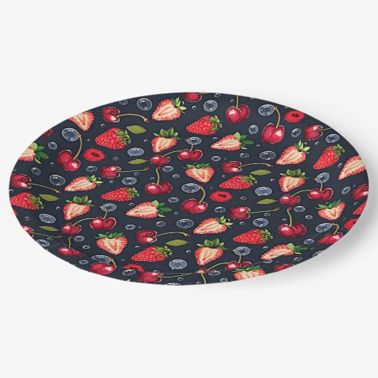 暗い背景のさくらんぼとイチゴ ペーパープレート (アングル)