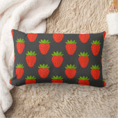 暗い背景のイチゴ ランバークッション (ブランケット)