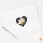 暗い背景のクリーム色バラ ハートシール (封筒)