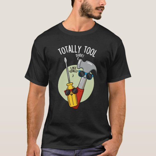 暗い背景のツールがテーマの面白い手伝い人ジョーク Tシャツ (正面)