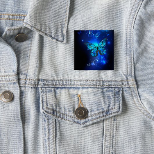 暗い背景のモルフォチョウ 缶バッジ (インサイチュ)