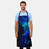 暗い背景のモルフォ・バタフライ エプロン (着用した状態)