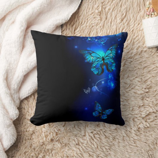 暗い背景のモルフォ・バタフライ クッション (ブランケット)