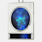 暗い背景のモルフォ・バタフライ シルバープレートバナーオーナメント (左)