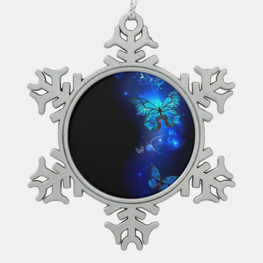 暗い背景のモルフォ・バタフライ スノーフレークピューターオーナメント (正面)