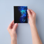 暗い背景のモルフォ・バタフライ チラシ (手)