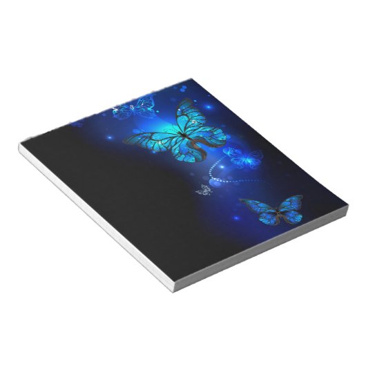 暗い背景のモルフォ・バタフライ ノートパッド (アングル)