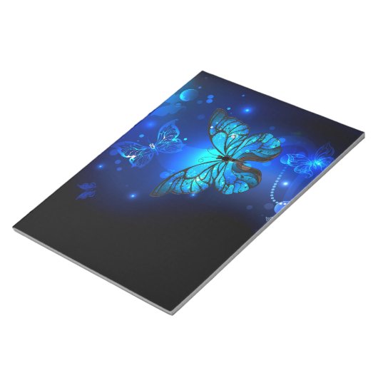 暗い背景のモルフォ・バタフライ ノートパッド (アングル)