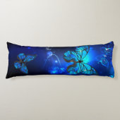 暗い背景のモルフォ・バタフライ ボディピロー (正面)
