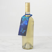 暗い背景のモルフォ・バタフライ ボトルネックタグ (アングル)