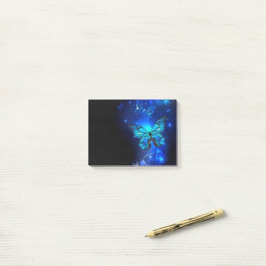 暗い背景のモルフォ・バタフライ ポストイット (デスク上)