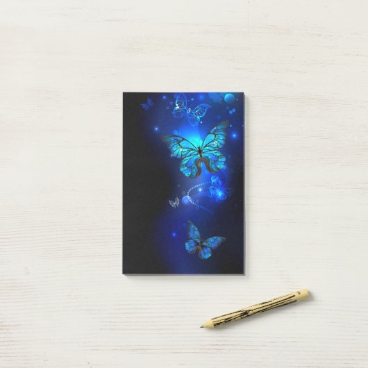 暗い背景のモルフォ・バタフライ ポストイット (デスク上)